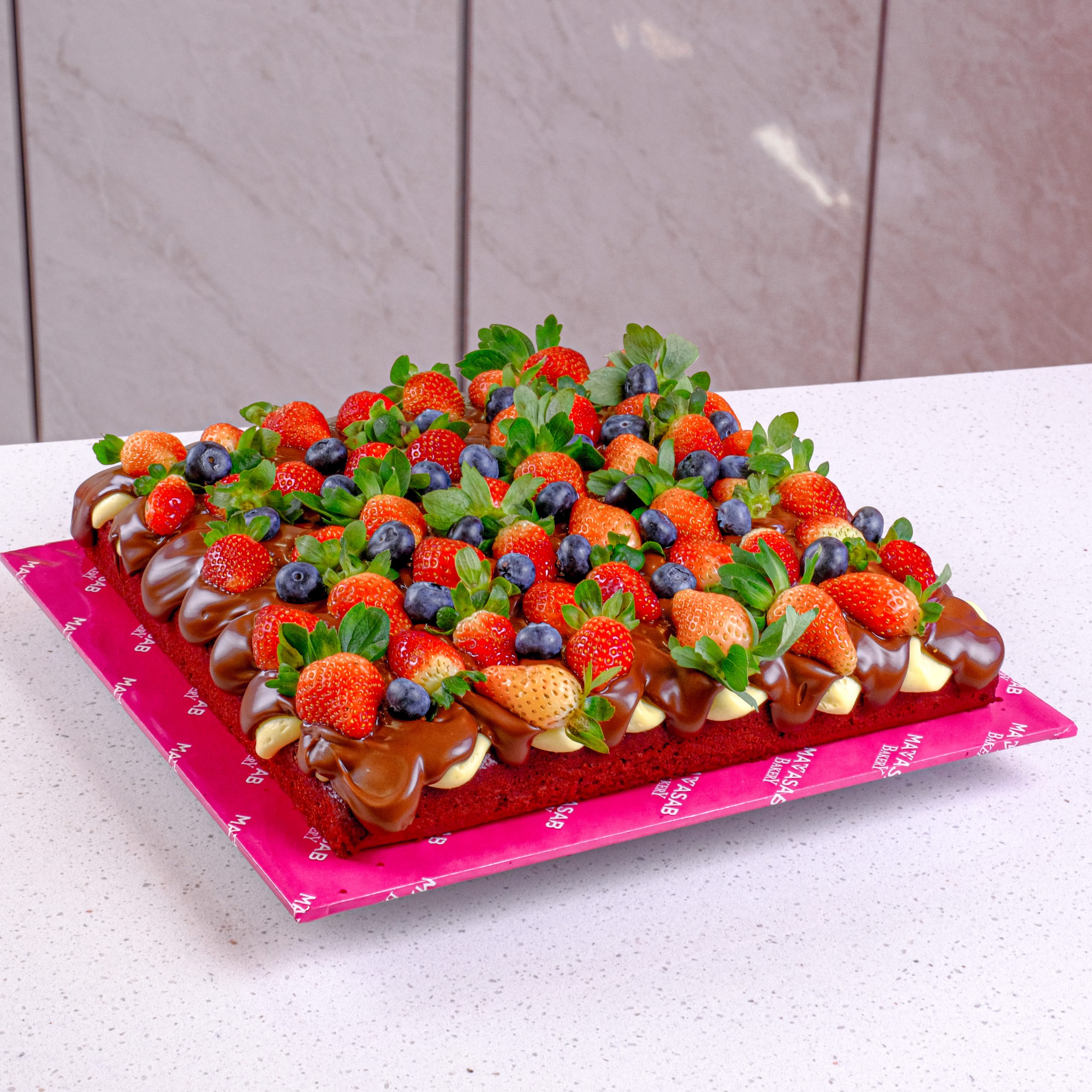 Red Velvet Full Hazelnut Chocolate 10 Inci With Berries Mamasab