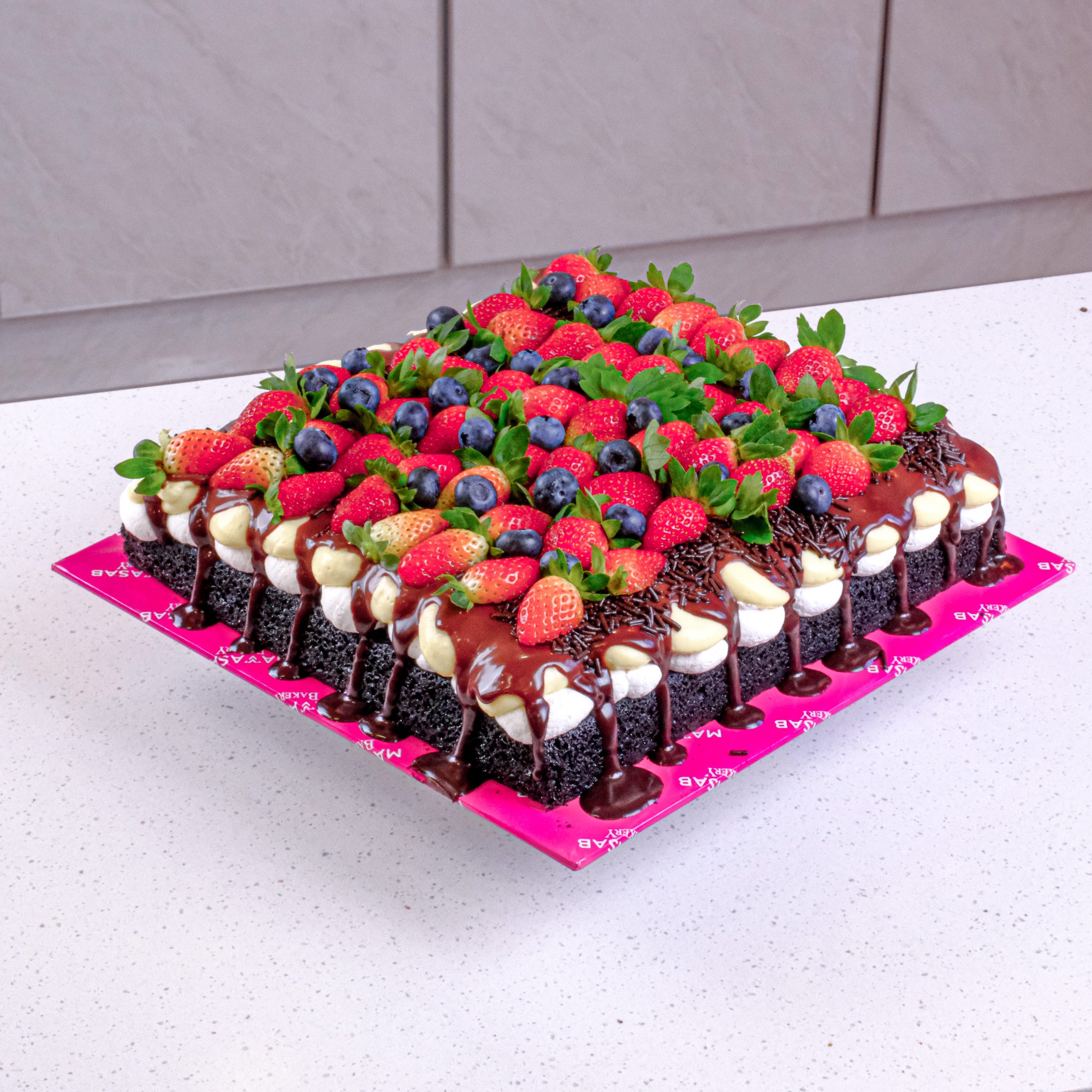 Extravaganza Melt Chocolate Cake 10 Inci With Berries Mamasab