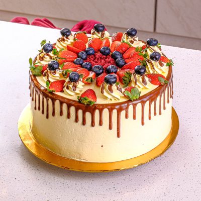 Whole Cake Red Velvety With Berries Mamasab