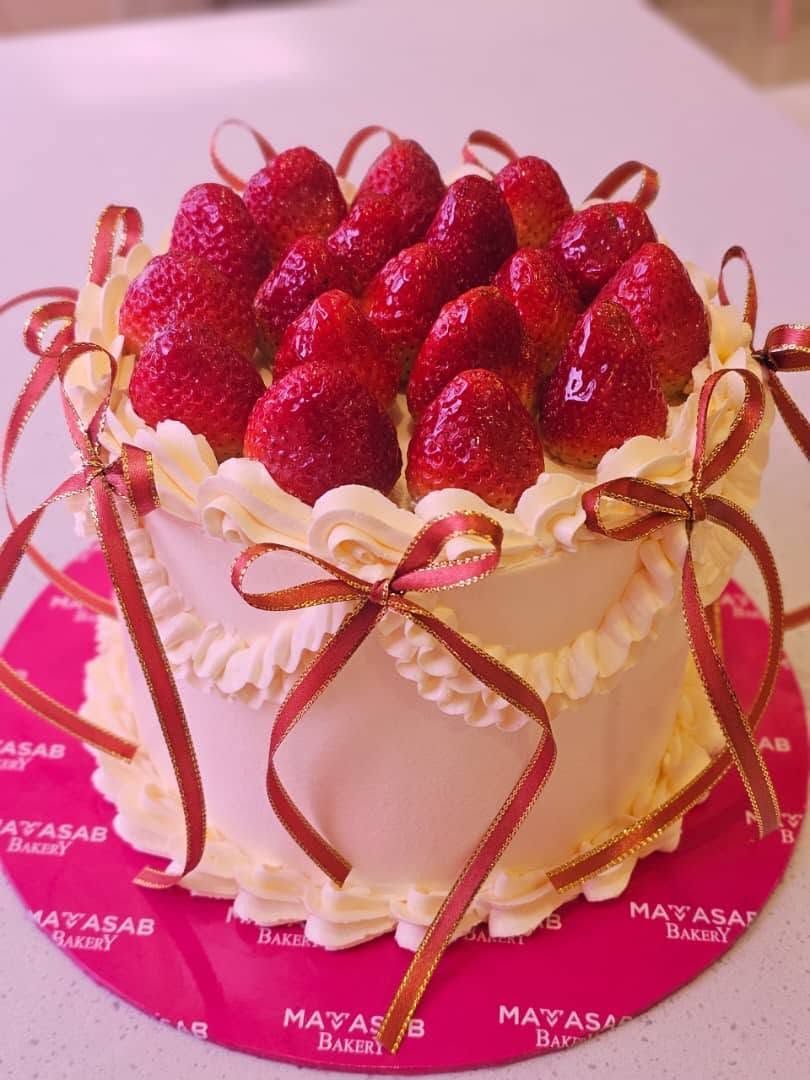 Contoh hiasan ruffle strawberry Mamasab dengan buah strawberi dan reben